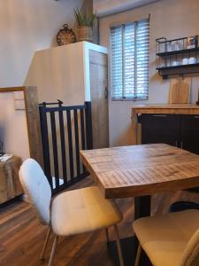 斯哈亨Bij ons op de Hoep.的一间带木桌和椅子的用餐室