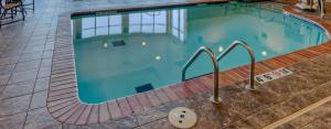 塔尔萨塔尔萨市中心希尔顿花园酒店的大型游泳池的顶部景色