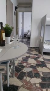 毕达哥利翁Alkisti's seaside apartments的一张带两杯酒杯的白色桌子