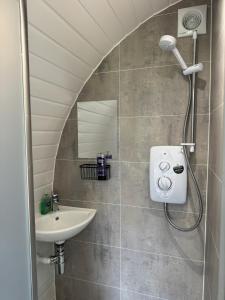 斯卡伯勒Luxury Glamping In North Yorkshire National Park & Coastal Area的一间带水槽和淋浴的浴室