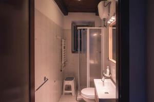 罗卡斯特拉达Nature & Relax in Tuscany - Fresco 3的带淋浴、卫生间和盥洗盆的浴室