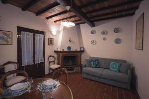 罗卡斯特拉达Nature & Relax in Tuscany - Fresco 3的客厅配有沙发和桌子