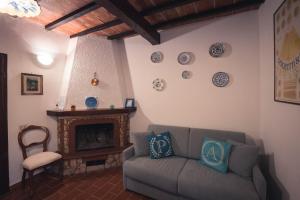 罗卡斯特拉达Nature & Relax in Tuscany - Fresco 3的带沙发和壁炉的客厅