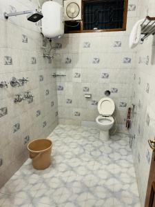瓦拉纳西Riya Villa (Kaashi Flora Unit)的瓷砖浴室设有卫生间和水槽