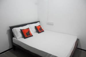 阿努拉德普勒Meera Homestay的房间里的床上有两个枕头