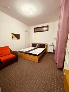 奥拉迪亚Central Hostel Partener的一间卧室配有一张床和一张沙发