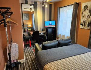 诺丁汉城中心罗宾7号酒店的带沙发和电视的客厅