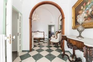 奥斯图尼Le Bianche Suites Ostuni的走廊上设有镜子和桌椅