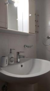 毕达哥利翁Alkisti's seaside apartments的浴室设有白色水槽和镜子