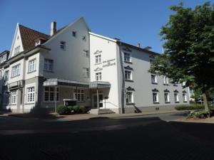 斯塔德哈根祖尔安特斯伯弗特酒店的街道边的白色大建筑