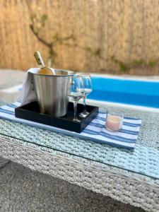 ChóraHoliday Oasis with private patio and Hammam-style bath in Chora-Pithagoreo, Samos Island的桌子上装有酒杯和壶的托盘