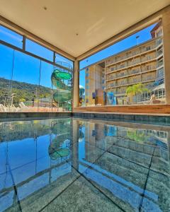 阿瓜斯迪林多亚扎诺恩酒店的一座享有大楼景致的室内游泳池