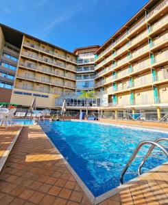 阿瓜斯迪林多亚扎诺恩酒店的一座大建筑前的游泳池