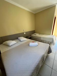 阿帕雷西达Hotel Vila dos Pescadores的配有两张床的旅馆客房