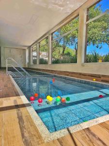 阿瓜斯迪林多亚扎诺恩酒店的一座房子里水中的一个游泳池