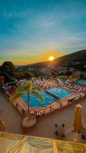 阿瓜斯迪林多亚扎诺恩酒店的度假村内一个种有棕榈树的大型游泳池