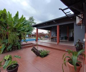 图纳里镇Casa de huespedes con piscina privada的一座带植物和游泳池的庭院