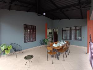 图纳里镇Casa de huespedes con piscina privada的一间带木桌和椅子的用餐室