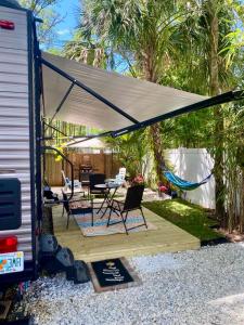 拉哥RV Paradise on the Wheels at Clearwater Beaches的庭院设有帐篷和桌椅