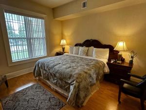 Belvidere贝尔维德尔酒店的一间卧室设有一张大床和一个大窗户