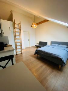 奥斯陆Torggata Suite Apartments的一间卧室设有一张床、梯子和一张书桌