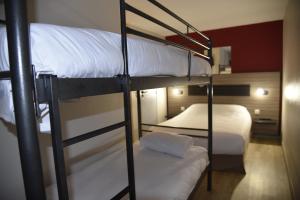 Talange杜三角酒店的小房间设有两张双层床