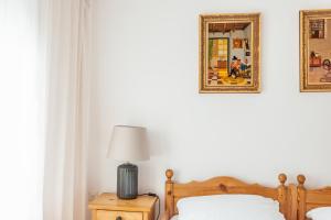 科赫姆NickHaus的卧室配有两张床,墙上挂有两张照片