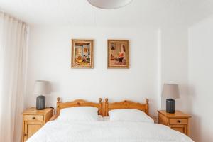 科赫姆NickHaus的卧室配有一张床,墙上挂有两张照片