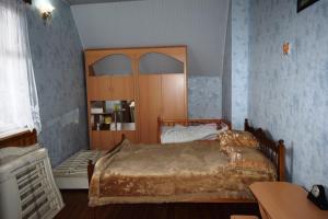 久姆里Вила Eco Garden的一间卧室配有一张带木制床头板的床