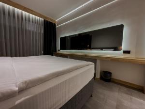费特希耶S-Cape Hotel Fethiye的一间卧室配有一张床和一台大电视