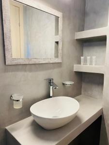 帕罗奇亚阿尔基奥酒店的浴室设有白色水槽和镜子