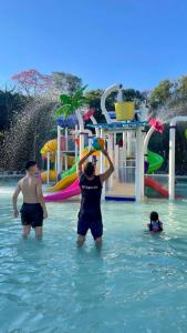 伊瓜苏拉凡宫酒店&会议中心的两个人在水上公园玩