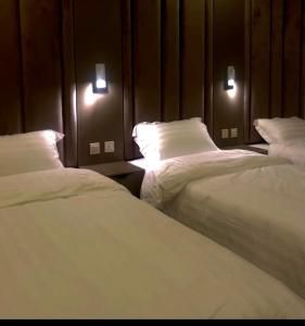 阿哈达نايس فور الهدا的配有白色床单的酒店客房内的两张床
