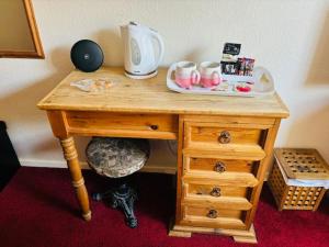 伍斯特FARRIERS ARMS的一张木制桌子,上面配有茶壶