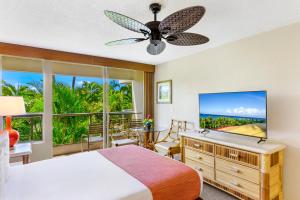 维雷亚毛伊岛悦榕度假俱乐部酒店的一间卧室设有一张床和一个大窗户