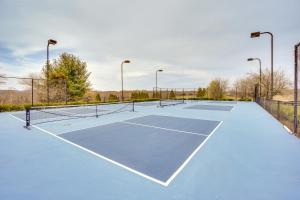 利斯堡Spacious Virginia Retreat with Deck and Scenic Views!的网球场上的两个网球场