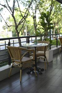 圣地亚哥圣地亚哥维塔库拉诺富特酒店的阳台配有桌椅