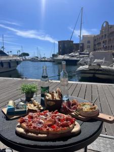耶尔Séjour au port的一张桌子,上面有比萨饼和其他食物