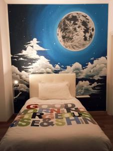 卡萨诺韦Sleep & Fly Villa Luisa的一间卧室,满月,满云