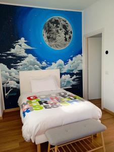 卡萨诺韦Sleep & Fly Villa Luisa的卧室的墙上挂着月亮壁画