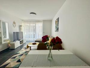 布达佩斯Panorama Apartment 2 #W6 #Terrace #FreeParking的客厅,桌子上放着花瓶