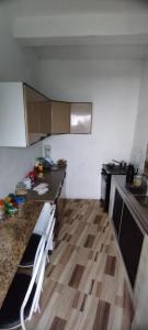 穆库热Hostel do Coreto的一间铺有木地板的小厨房,厨房内配有台面