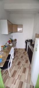 穆库热Hostel do Coreto的铺有木地板的厨房,配有柜台