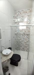 穆库热Hostel do Coreto的带淋浴、卫生间和盥洗盆的浴室