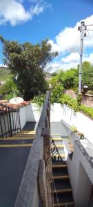 穆库热Hostel do Coreto的一座桥,有楼梯
