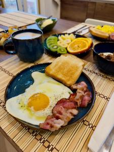 佛罗伦萨Casaldo's rooms的早餐盘包括鸡蛋培根、烤面包和咖啡