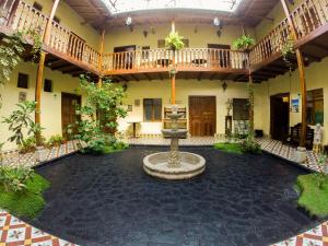 卡哈马卡Casa Bonita Colonial的一座建筑中间带喷泉的庭院
