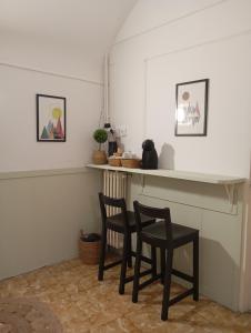 奥尔加尼亚La Cabana的白色墙壁的房间设有两把椅子和一个柜台