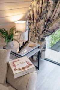 IrvinestownCoolaness Glamping的一张桌子,上面有一盒甜甜圈,放在沙发上