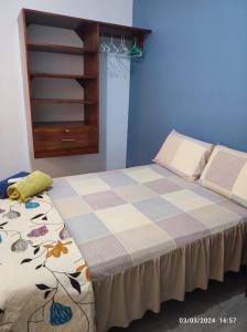 巴克里索莫雷诺港Casa de Alexita的一间卧室配有一张带 ⁇ 子毯子的床